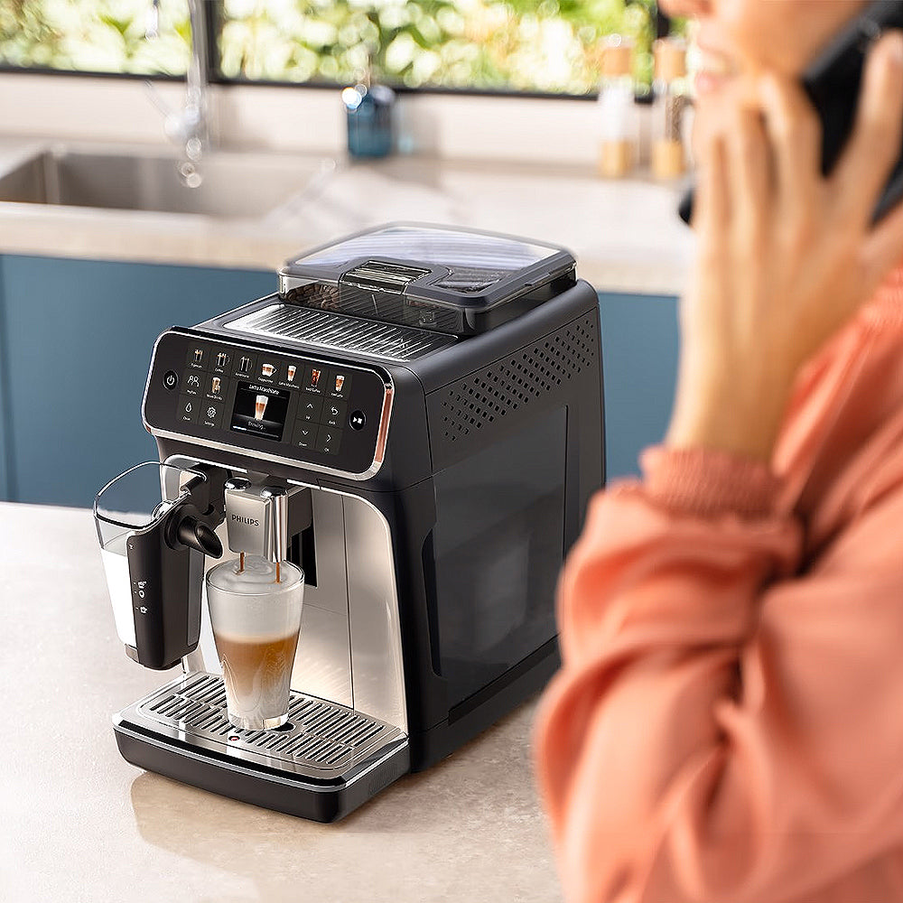 Kaffeevollautomat SilentBrew Serie 5500 EP5547/90 LatteGo 20 Kaffeespezialitäten (heiß oder eisgekühlt) - Schwarz verchromt